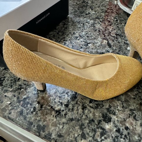 Gold kitten heel shoes - Picture 2 of 4
